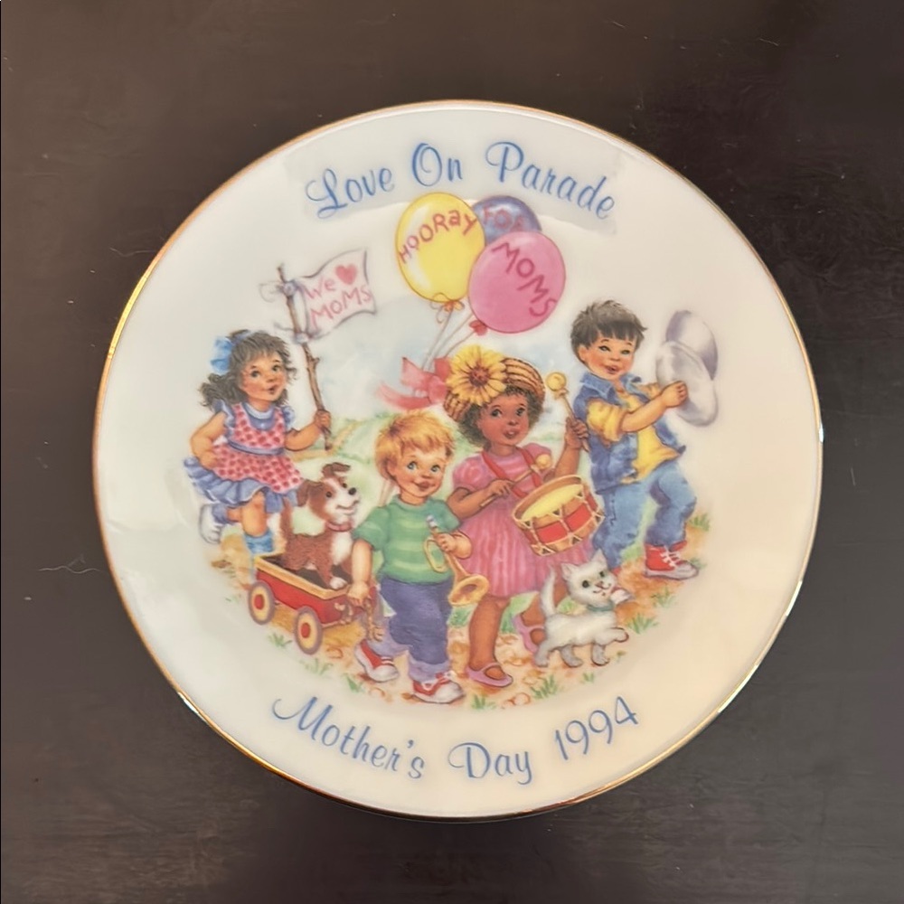 Avon Love On Parade Mother's Day 1994 Decorative Plate